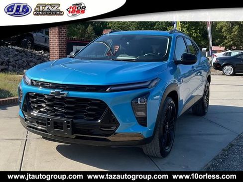 Used 2025 Chevrolet Trax ACTIV w/ Sunroof Package FWD image 3