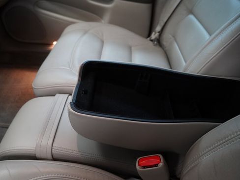 Used 2000 Cadillac De Ville Base 4D Sedan w/ Comfort/Convenience Pkg image 9