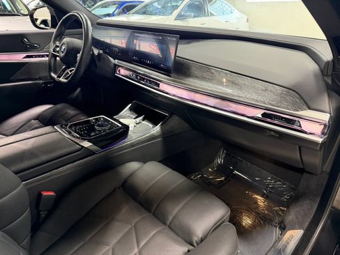 Used 2024 BMW i7 xDrive60 AWD/4WD image 7