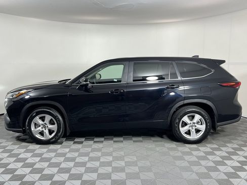 Used 2024 Toyota Highlander LE image 4