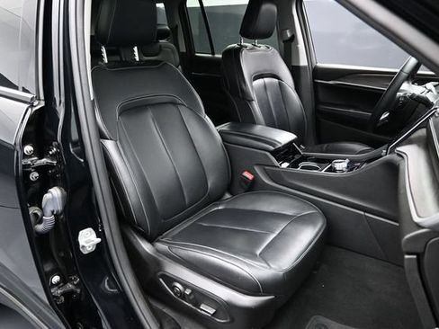 Used 2023 Jeep Grand Cherokee Limited w/ Black Appearance Package AWD/4WD image 17