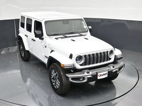 Used 2025 Jeep Wrangler Unlimited Sahara AWD/4WD image 45