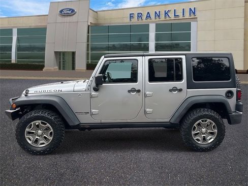 Used 2018 Jeep Wrangler Unlimited Rubicon w/ Connectivity Group image 4