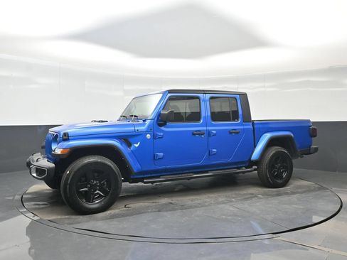 Used 2021 Jeep Gladiator Sport AWD/4WD image 2
