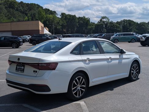 Used 2025 Volkswagen Jetta SE w/ Sunroof Package FWD image 9