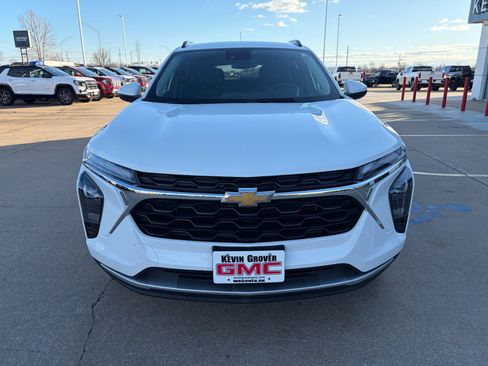 Certified 2025 Chevrolet Trax LT w/ LT Convenience Package image 2