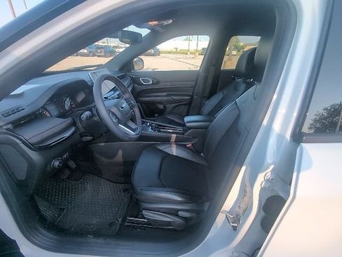 Used 2025 Jeep Compass Trailhawk AWD/4WD image 13
