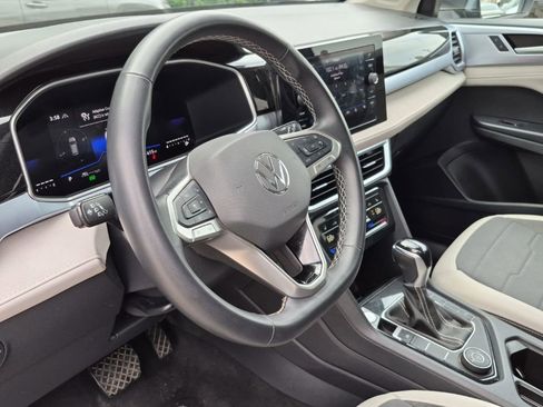 Used 2025 Volkswagen Taos SE AWD/4WD image 7