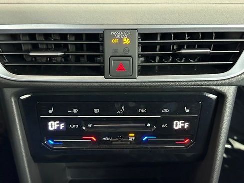 Certified 2025 Volkswagen Taos SE w/ Panoramic Sunroof Package AWD/4WD image 23