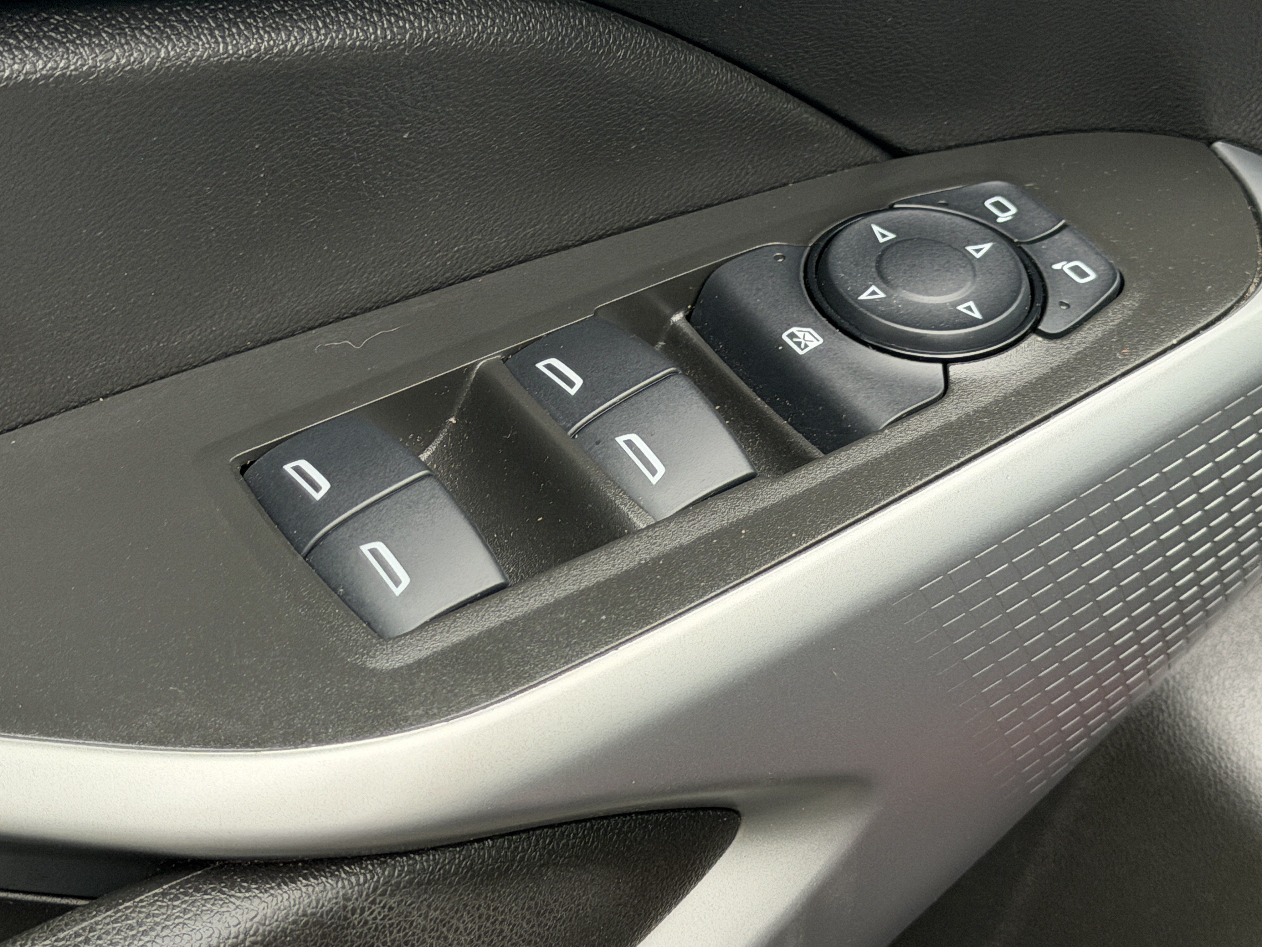 Used 2025 Chevrolet Trax LS w/ LS Convenience Package FWD image 40