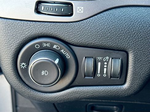 Used 2021 Jeep Cherokee Latitude Plus FWD image 33