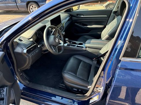 Used 2023 Nissan Altima 2.5 SR w/ SR Premium Package FWD image 11