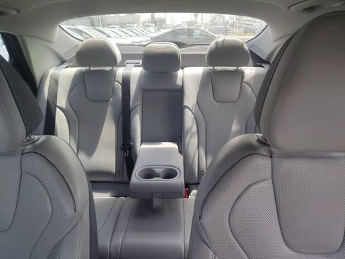 Used 2025 Hyundai Elantra Limited FWD image 12
