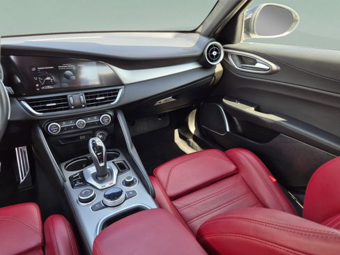 Used 2022 Alfa Romeo Giulia Veloce RWD image 26