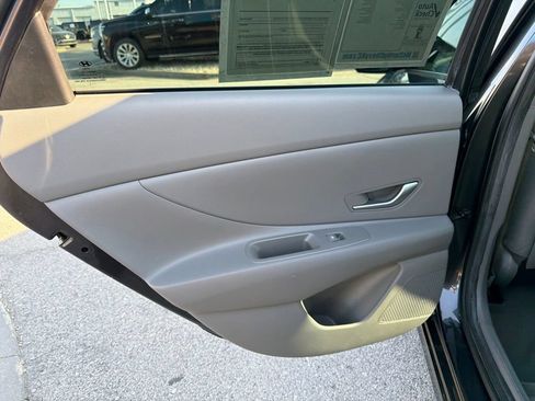 Used 2022 Hyundai Elantra SEL w/ Preferred Accessory Package FWD image 15