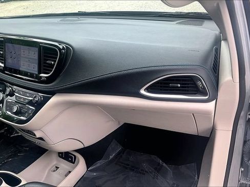 Used 2021 Chrysler Pacifica Touring-L FWD image 15