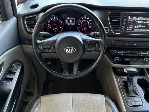 Used 2018 Kia Sedona LX w/ LX Essentials Premium Package FWD image 14
