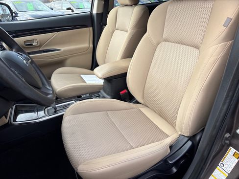 Used 2020 Mitsubishi Outlander ES image 10