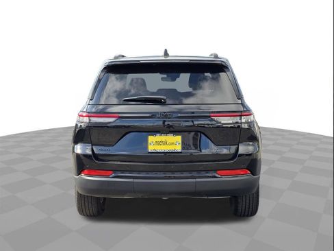 Used 2025 Jeep Grand Cherokee Altitude image 5