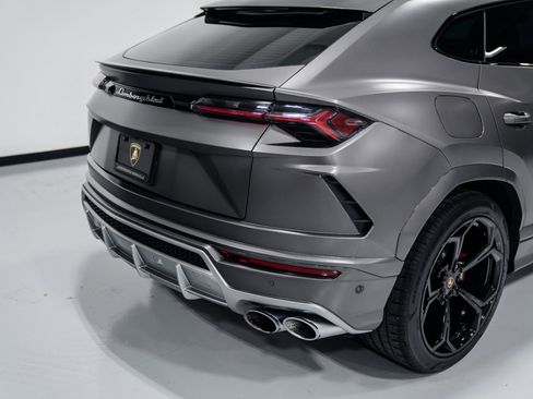 Used 2021 Lamborghini Urus image 32
