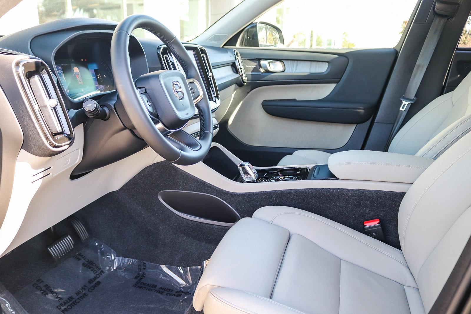 Used 2026 Volvo XC40 B5 Plus AWD/4WD image 19