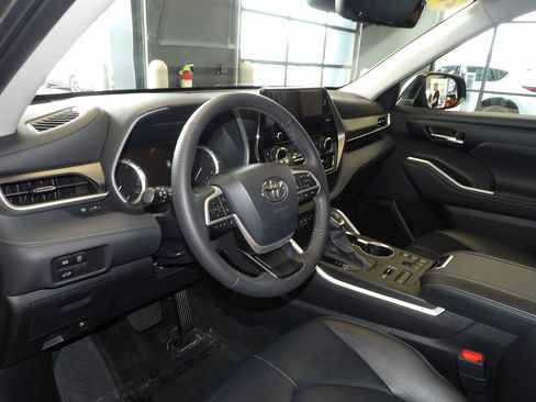 Used 2024 Toyota Highlander XLE AWD/4WD image 26