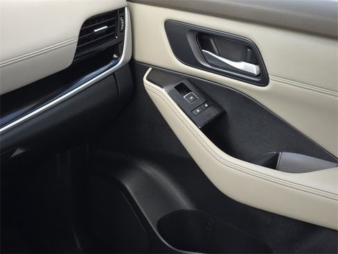 Used 2022 Nissan Rogue SL image 29