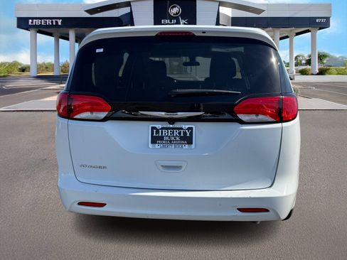 Used 2022 Chrysler Voyager LX FWD image 4