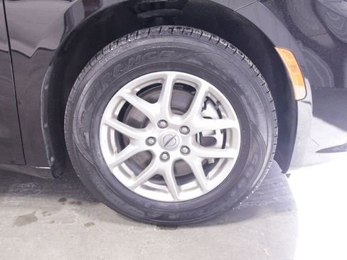 Used 2024 Chrysler Pacifica Touring-L image 12