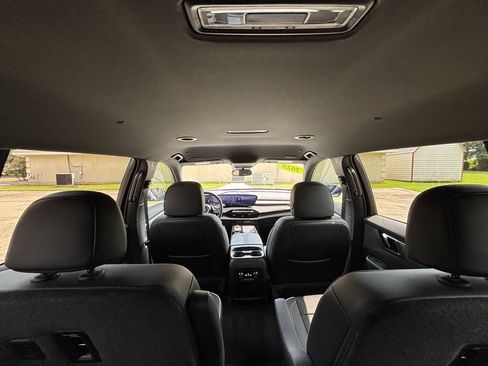 Used 2025 Buick Enclave Sport Touring w/ Power Package FWD image 24