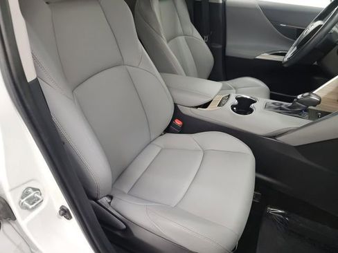 Used 2024 Toyota Venza XLE image 38