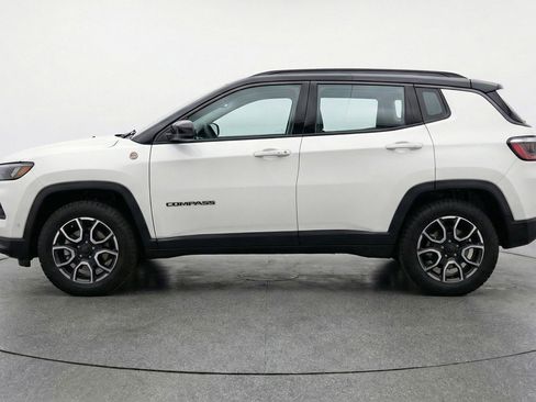 Used 2025 Jeep Compass Trailhawk image 5