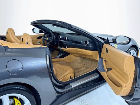Used 2019 Ferrari Portofino RWD image 27