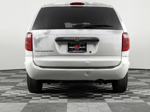 Used 2006 Chrysler Town & Country LX image 6