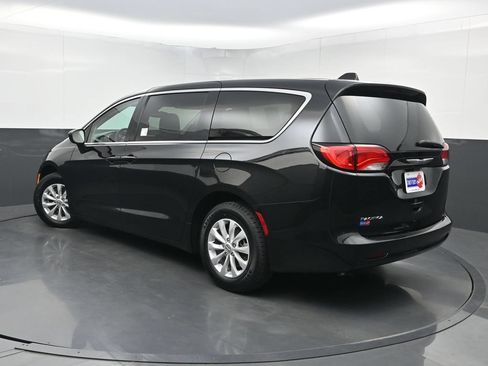 Used 2017 Chrysler Pacifica Touring w/ Tire & Wheel Group FWD image 20