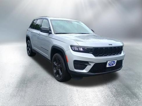 Used 2023 Jeep Grand Cherokee Altitude AWD/4WD image 8