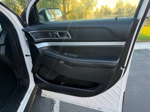 Used 2017 Ford Explorer XLT w/ Equipment Group 202A image 9