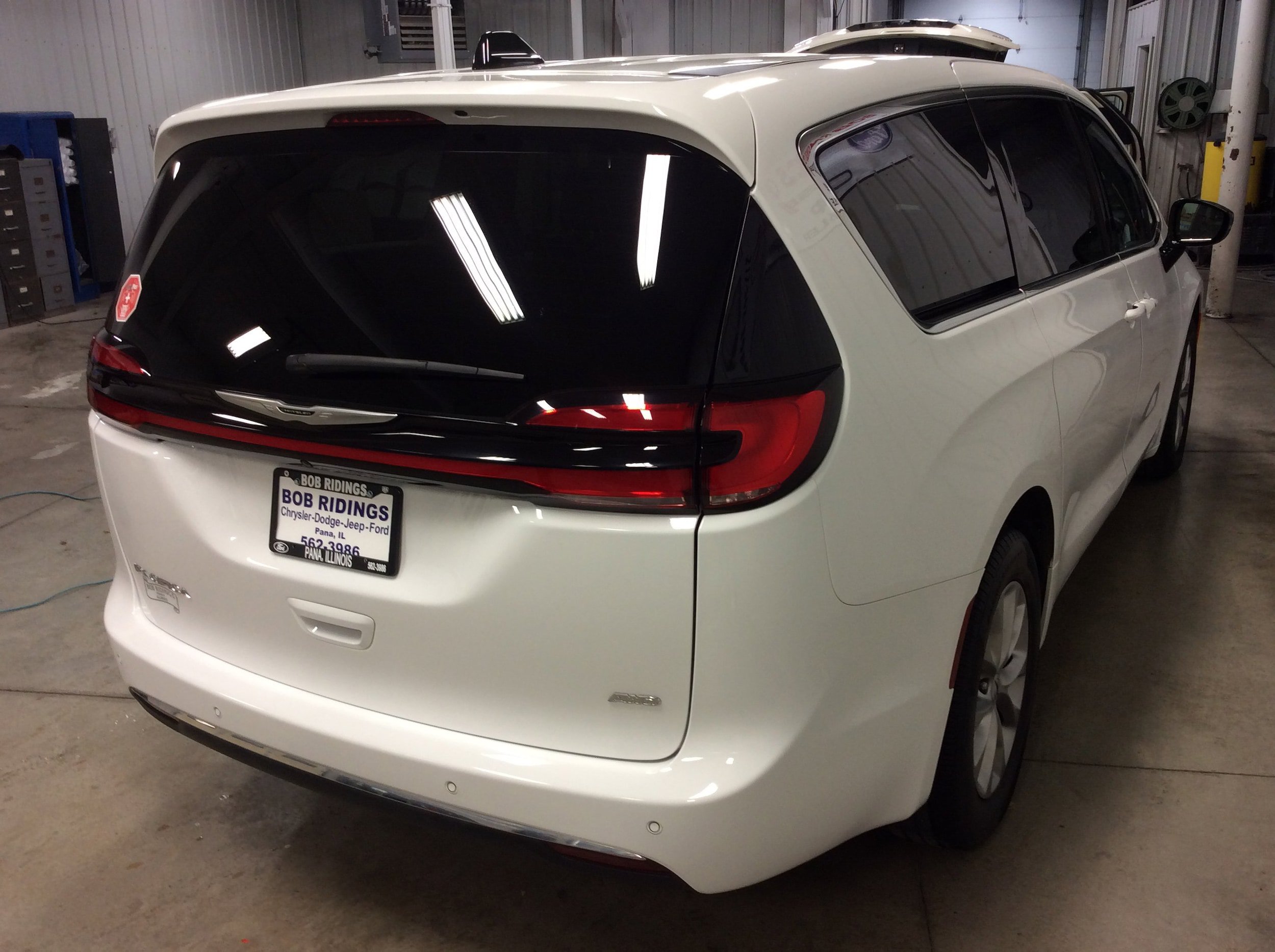 Used 2024 Chrysler Pacifica Touring-L AWD/4WD image 7
