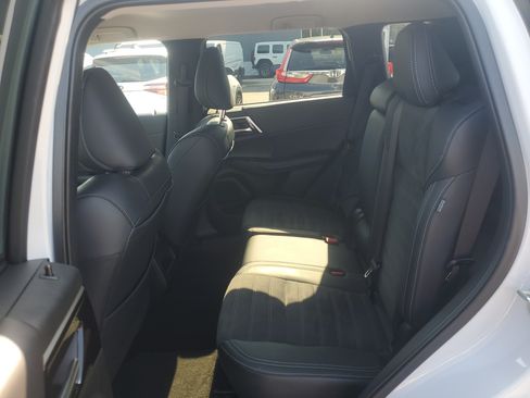 Used 2024 Mitsubishi Outlander SE FWD image 9