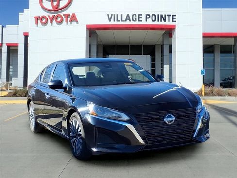 Used 2024 Nissan Altima 2.5 SV image 3