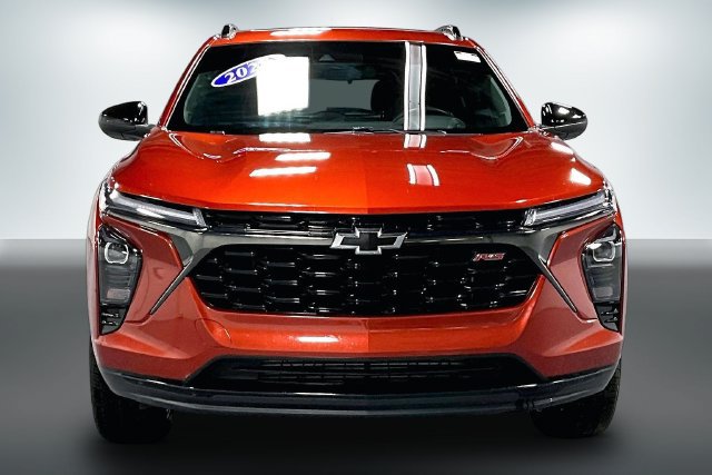 Used 2024 Chevrolet Trax RS w/ Sunroof Package FWD image 2