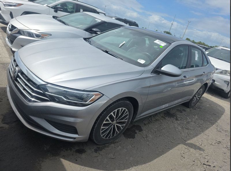 Used 2019 Volkswagen Jetta SE w/ Cold Weather Package FWD image 3