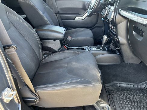 Used 2016 Jeep Wrangler Unlimited Rubicon w/ Connectivity Group AWD/4WD image 12