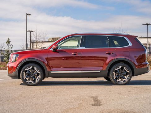 Used 2023 Kia Telluride EX w/ EX Captain's Chair Package image 4