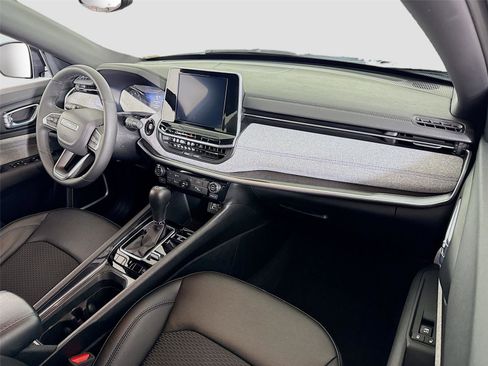 Used 2025 Jeep Compass Latitude image 19