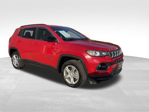 Used 2024 Jeep Compass Latitude AWD/4WD image 3