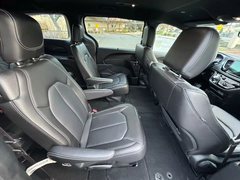 Used 2023 Chrysler Pacifica Touring-L w/ S Appearance Package FWD image 15