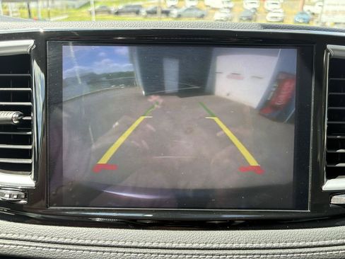 Used 2023 Chrysler Pacifica Limited AWD/4WD image 32