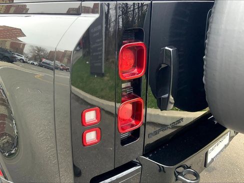 Used 2024 Land Rover Defender 110 X-Dynamic SE image 28