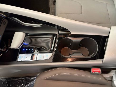 Used 2024 Hyundai Elantra Blue image 30